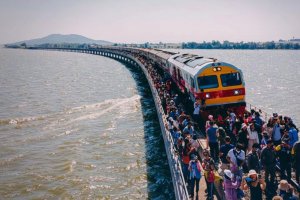 В Таиланде запустят сезонный «плавучий поезд»