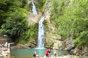 В нацпарке Сочи туристам запретят купаться в Агурских водопадах