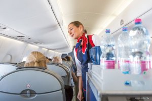 Совет стюардессы: сколько пить воды при смене часовых поясов