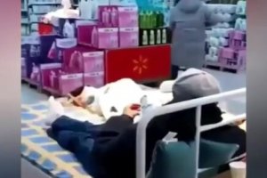 В Китае супермаркет закрыли на карантин вместе с посетителями