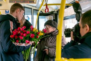 Скидки в ресторанах и бесплатный проезд в транспорте - женщинам в Сочи