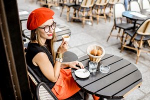 В ресторане во Франции подают бесплатно кофе тем, кто не «сидит» в телефоне