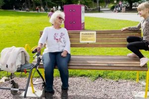 В Гётеборге (Швеция) установили скамейки, которые помогают начать разговор
