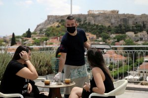 В Греции после перерыва открылись кафе и рестораны