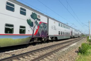 Первый фирменный поезд в Крым: вагоны перекрасят, цены поднимут
