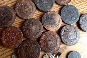 Таможня передала 1 кг старинных монет музею во Владивостоке