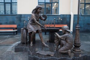  В Петербурге появился памятник туристам