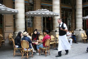 Парижским кафе разрешили «выйти на улицы»