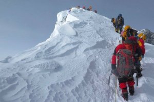 В Непале для восхождений открыли Эверест
