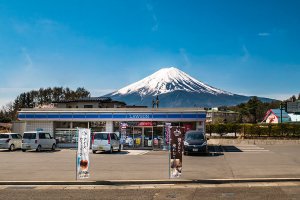 В японском городе построят забор, чтобы закрыть туристам вид на гору Фудзи