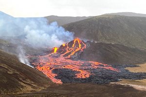 В Исландии извергается спавший 6000 лет вулкан