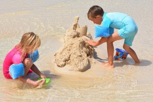 Закон сумасшедших вступил в силу: туристов будут штрафовать на 9 500 рублей за детские замки на песке