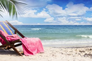 Туристов в Испании будут штрафовать за брошенное на пляже полотенце