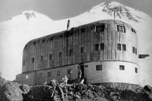 На Эльбрусе восстановят легендарную альпинистскую гостиницу «Приют 11»
