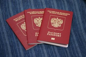 В РФ вступил в силу закон об обязательной сдаче загранпаспортов для ряда категорий граждан