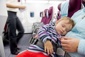 В России появятся единые для всех авиакомпаний правила перевозки родителей с детьми