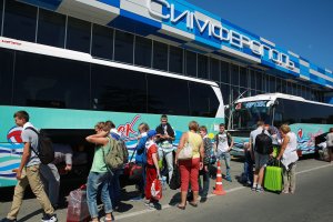Автобусы для туристов пустят из южных аэропортов в Крым