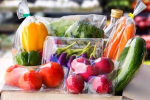 Во Франции перестали продавать фрукты и овощи в пластиковых лотках и пакетах