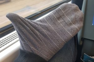 Турист надел носки вместо перчаток, чтобы избежать штрафа