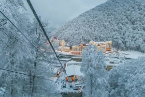 На горнолыжных курортах Сочи выпал первый снег